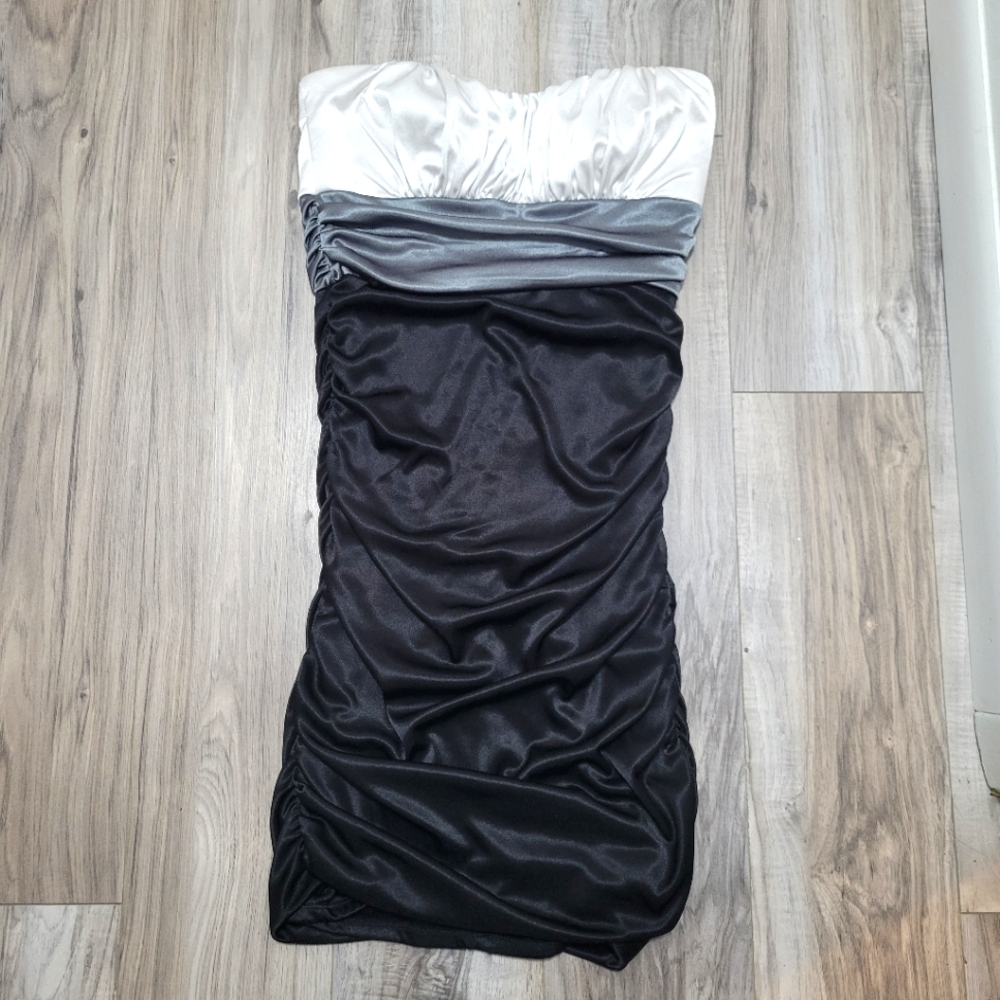 Bodycon Strapless Mini Dress - M